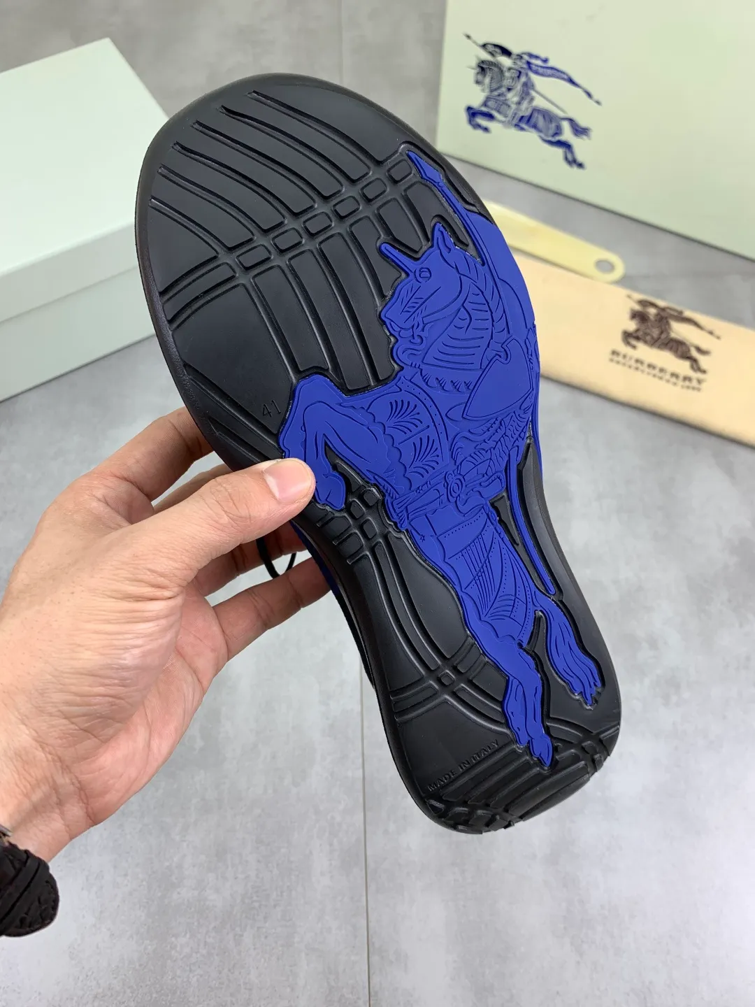 Men's Men's Shoes 💰P620 💰【New Style】Top Version 🆘【Burberry】New Burberry Fly Knit Shoes are now available with perfect workmanship! 🔥Perfect shape and top quality🙈Non-slip and wear-resistant high-end rubber outsole👣Versatile and comfortable shoes, standard size: 39-45 (customized 38-46) 2️⃣colors available Top-quality packaging